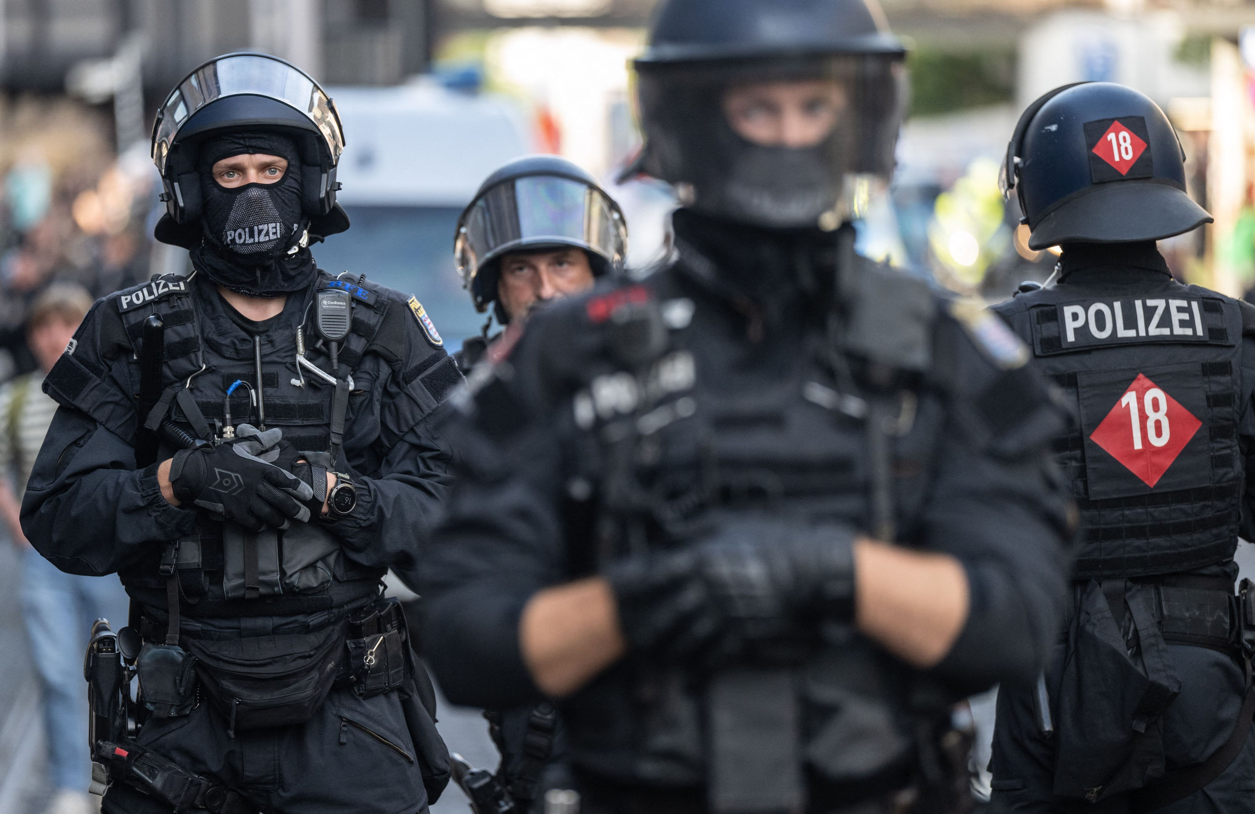 Kräfte der Polizei bei einem Einsatz (Symbolfoto) – in Köln werden am Samstag (31. Oktober) rund 15.000 Demonstranten erwartet.