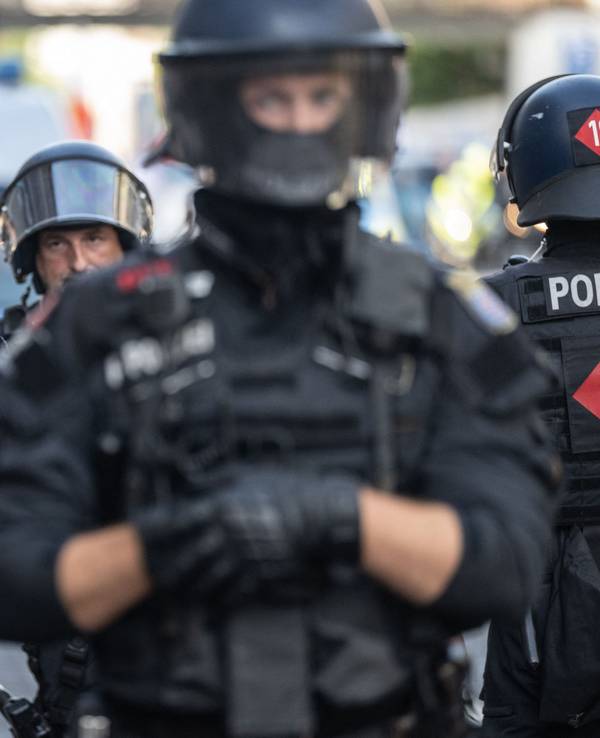 Kräfte der Polizei bei einem Einsatz (Symbolfoto) – in Köln werden am Samstag (31. Oktober) rund 15.000 Demonstranten erwartet.