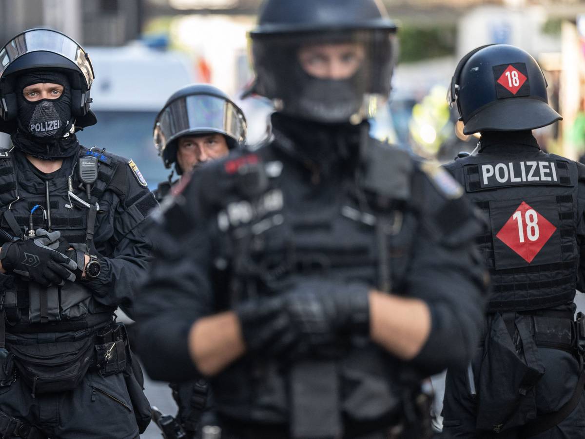 Kräfte der Polizei bei einem Einsatz (Symbolfoto) – in Köln werden am Samstag (31. Oktober) rund 15.000 Demonstranten erwartet.