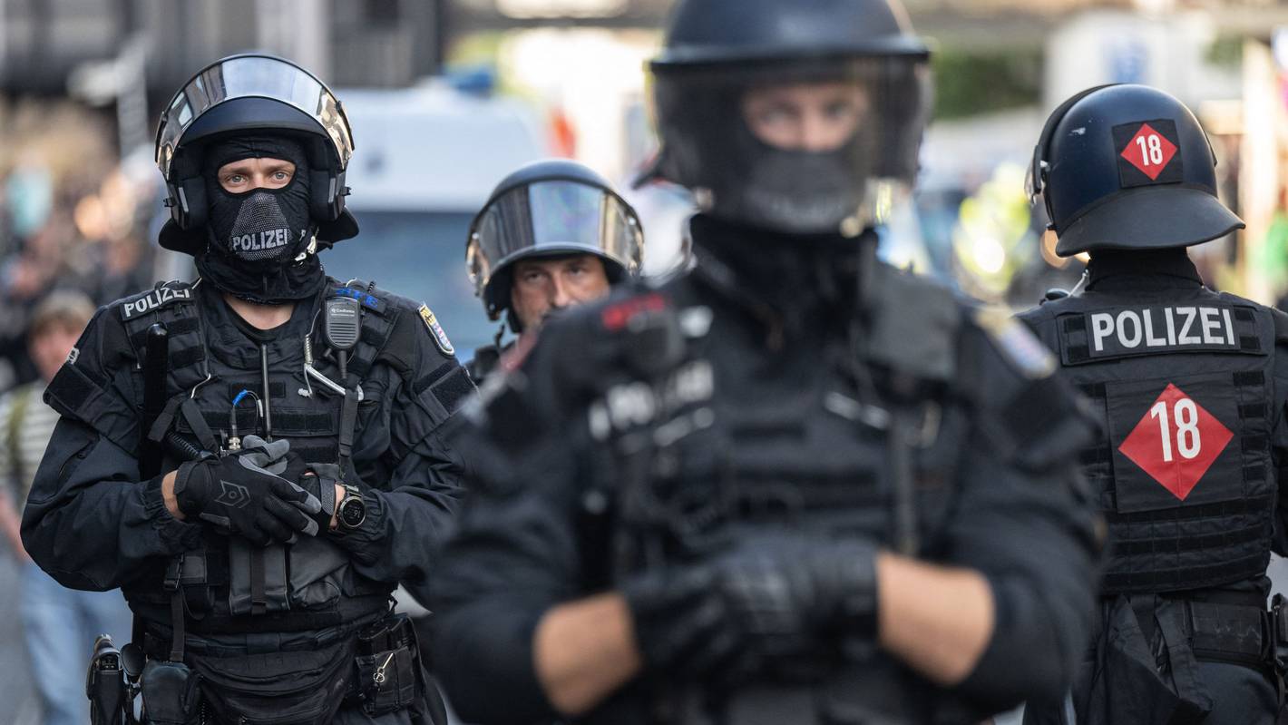 Kräfte der Polizei bei einem Einsatz (Symbolfoto) – in Köln werden am Samstag (31. Oktober) rund 15.000 Demonstranten erwartet.