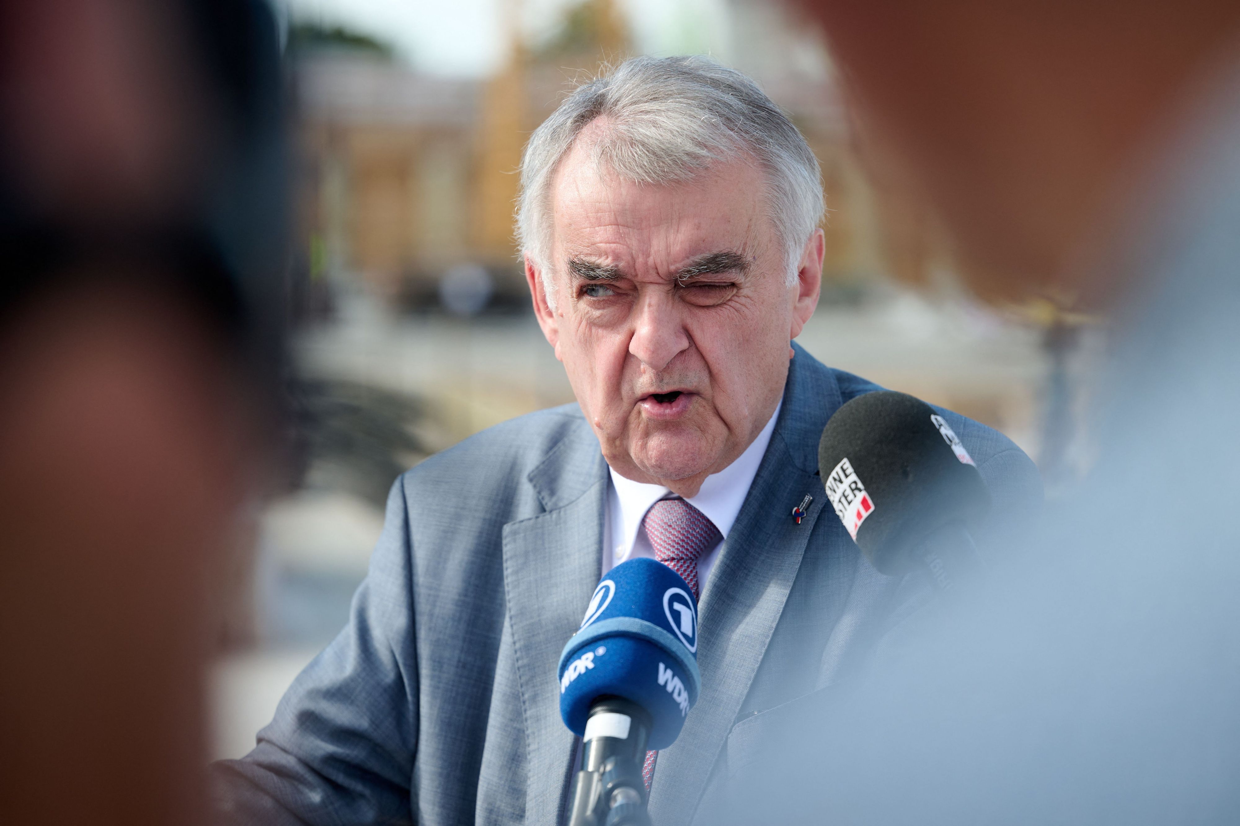 Herbert Reul (CDU) will gegen Krawallmacher bei den angekündigten Protestaktionen der „Gen Z“ einen harten Kurs fahren. (Symbolbild)
