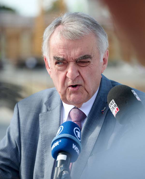 Herbert Reul (CDU) will gegen Krawallmacher bei den angekündigten Protestaktionen der „Gen Z“ einen harten Kurs fahren. (Symbolbild)
