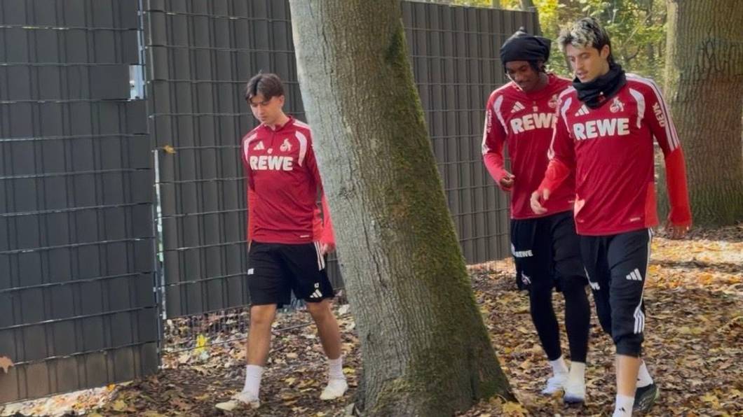 Mikey Moore, Reigan Heskey und Gil Neves auf dem Weg zum FC-Training.