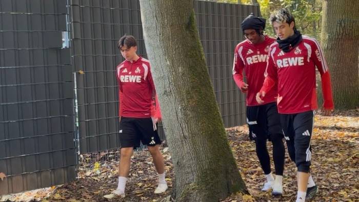 Mikey Moore, Reigan Heskey und Gil Neves auf dem Weg zum FC-Training.
