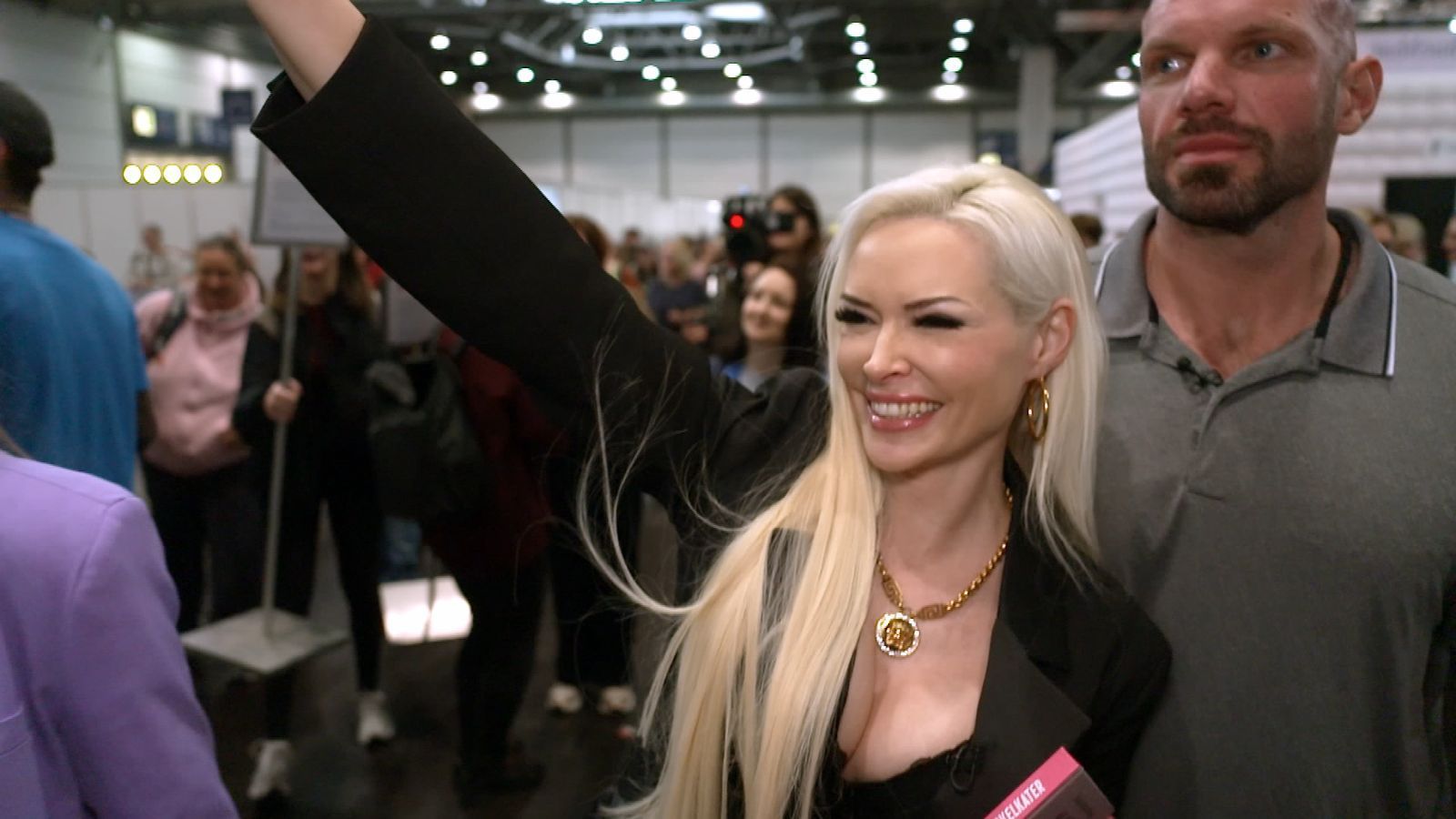 Daniela Katzenberger ist überwältigt, als sie ihre Fans sieht. (Bild: RTL)