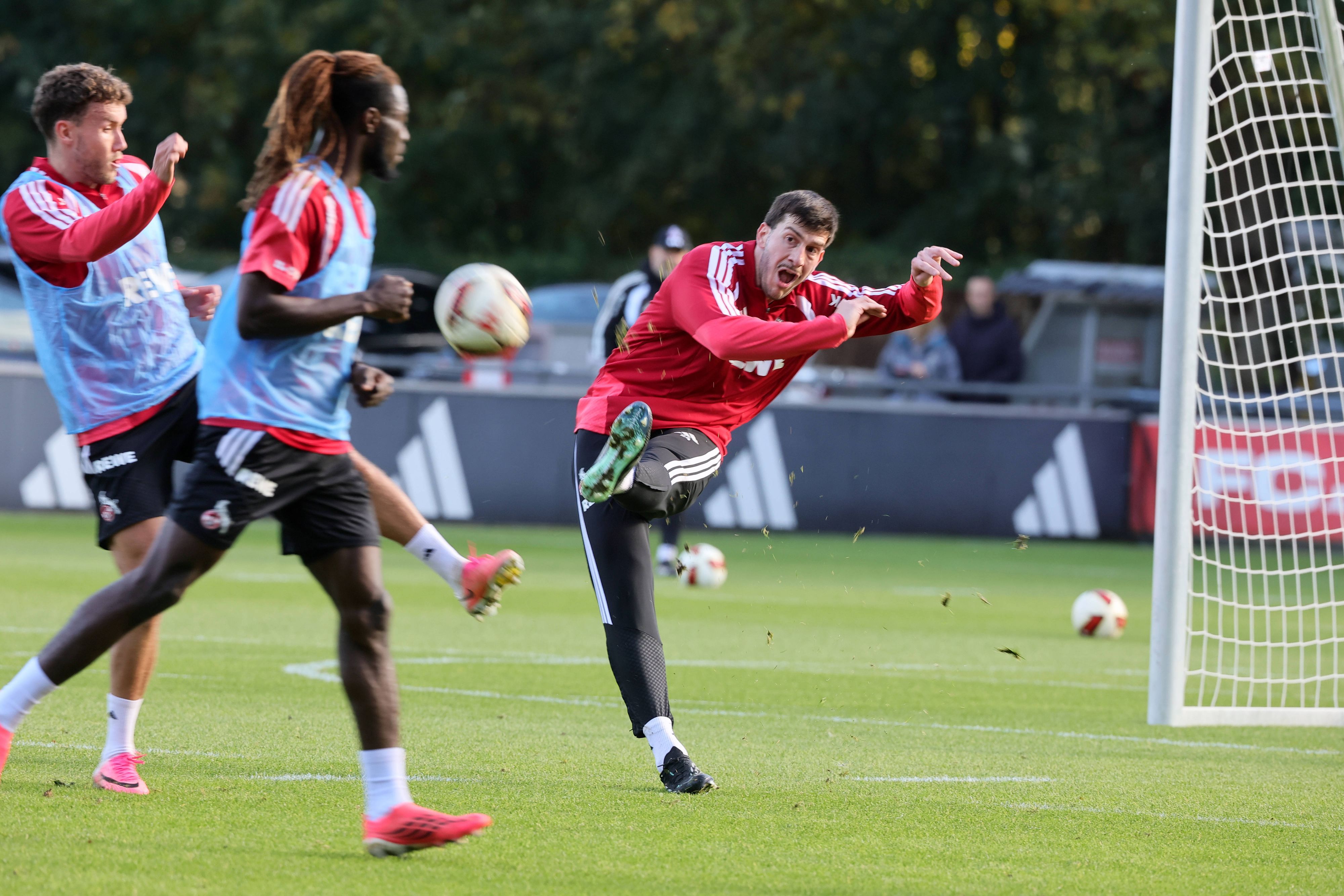 Luka Lochoshvili schießt beim Training des 1. FC Köln.