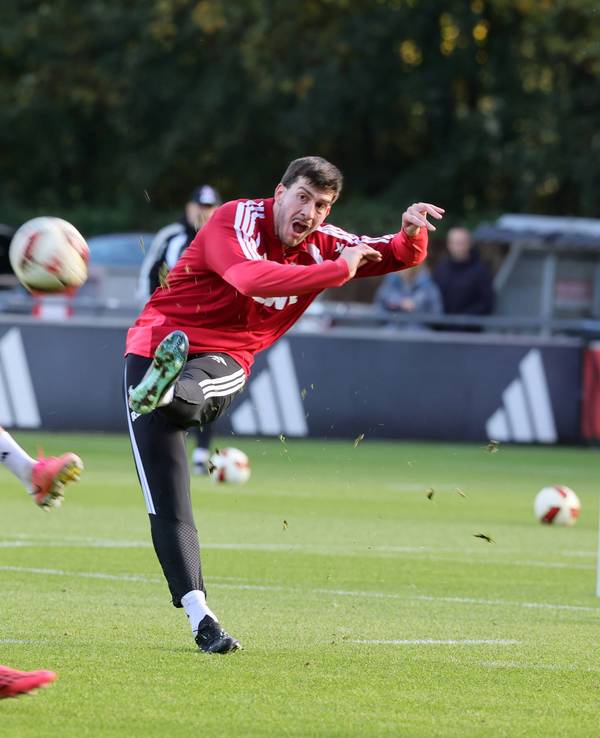 Luka Lochoshvili schießt beim Training des 1. FC Köln.