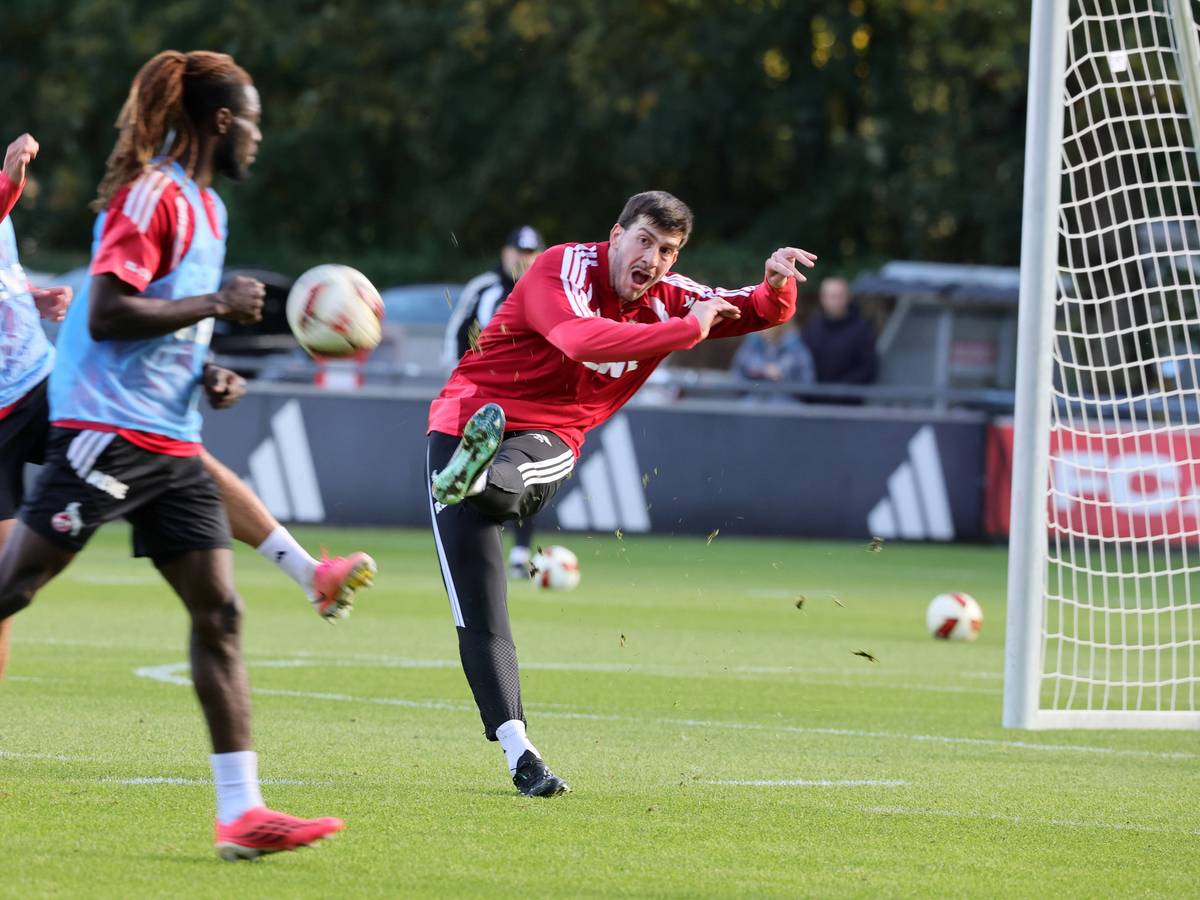 Luka Lochoshvili schießt beim Training des 1. FC Köln.
