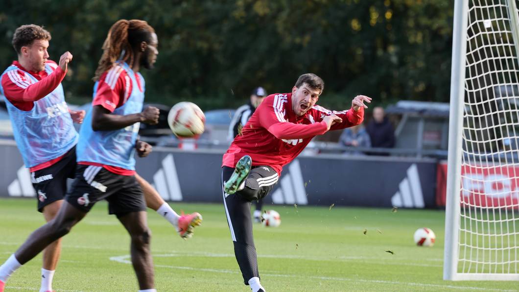 Luka Lochoshvili schießt beim Training des 1. FC Köln.