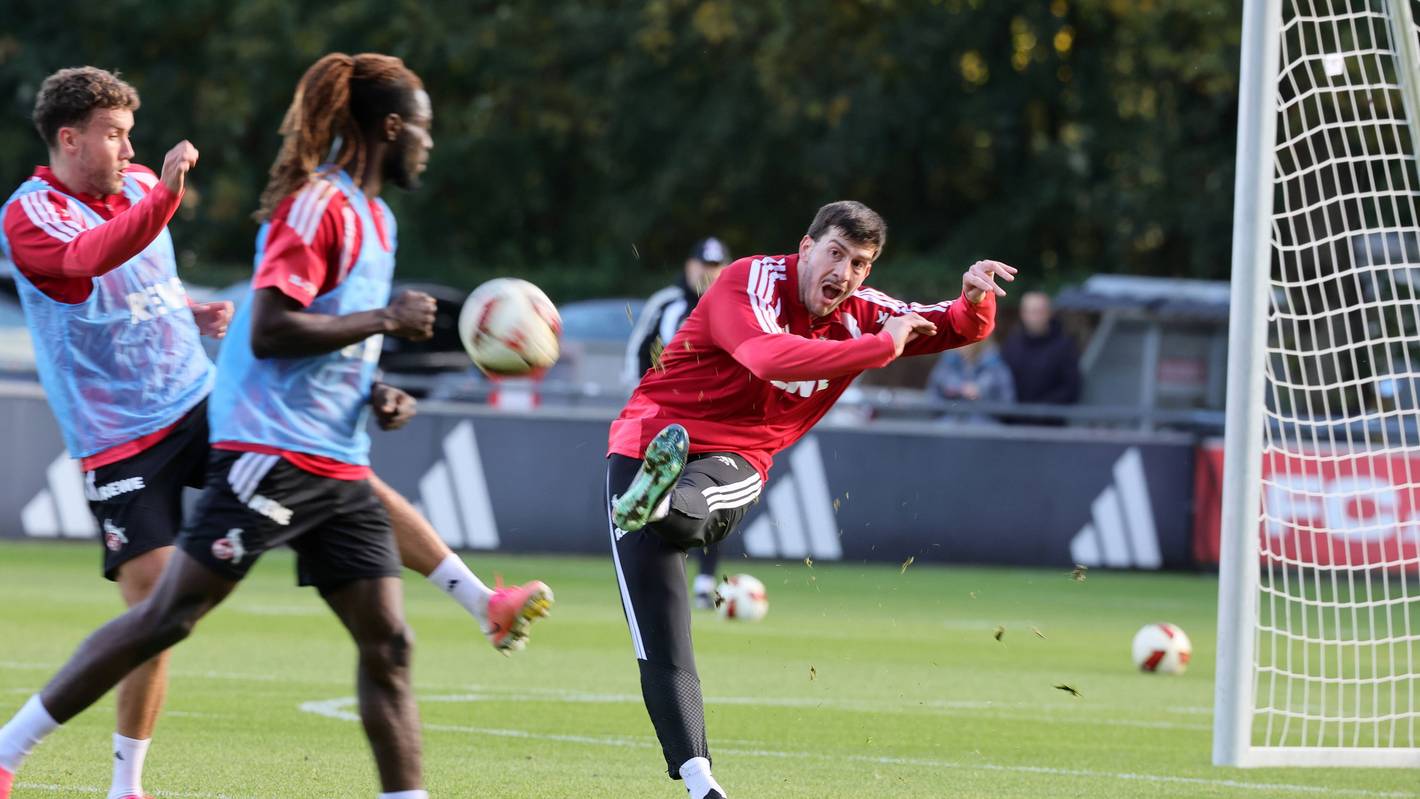 Luka Lochoshvili schießt beim Training des 1. FC Köln.