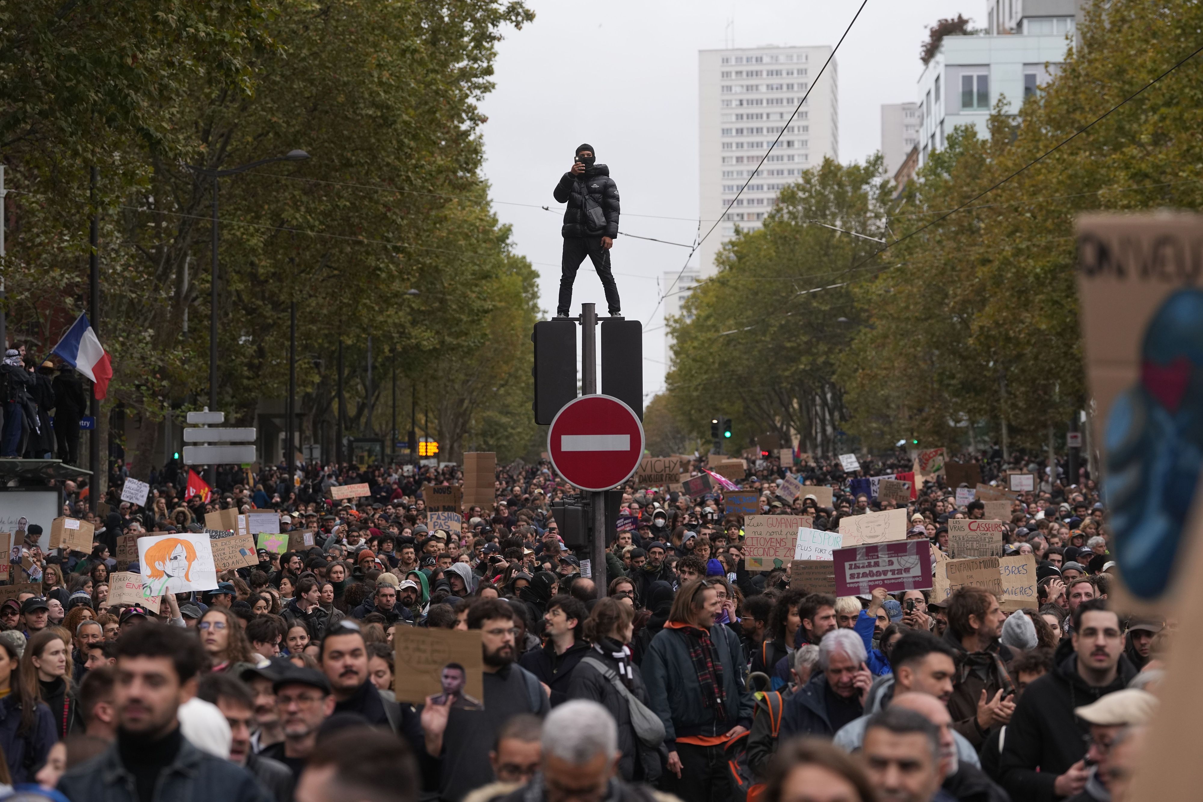 Protestierende bei der „Gen Z“-Demo in Paris. Auch in Köln ist eine Großdemo am Samstag (31. Oktober) gepalant.