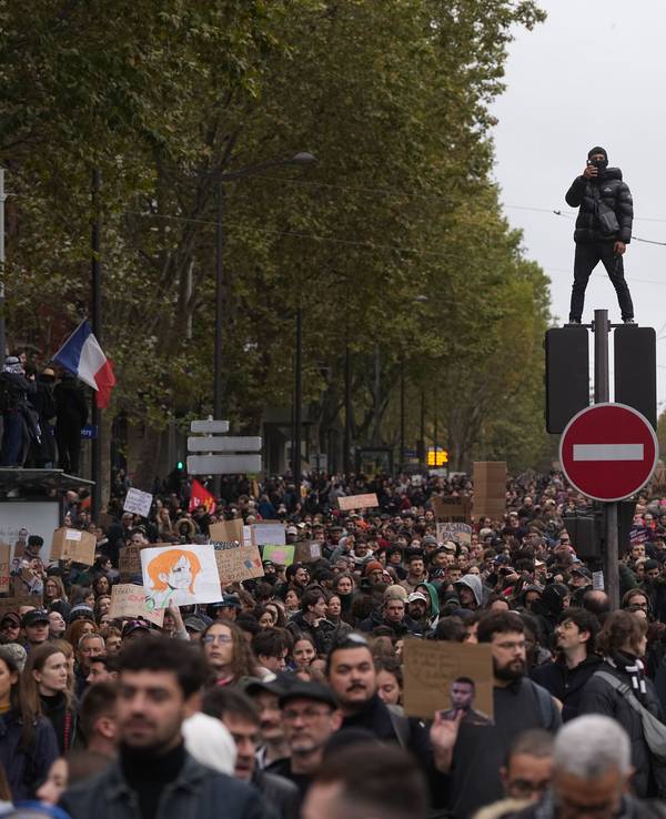 Protestierende bei der „Gen Z“-Demo in Paris. Auch in Köln ist eine Großdemo am Samstag (31. Oktober) gepalant.
