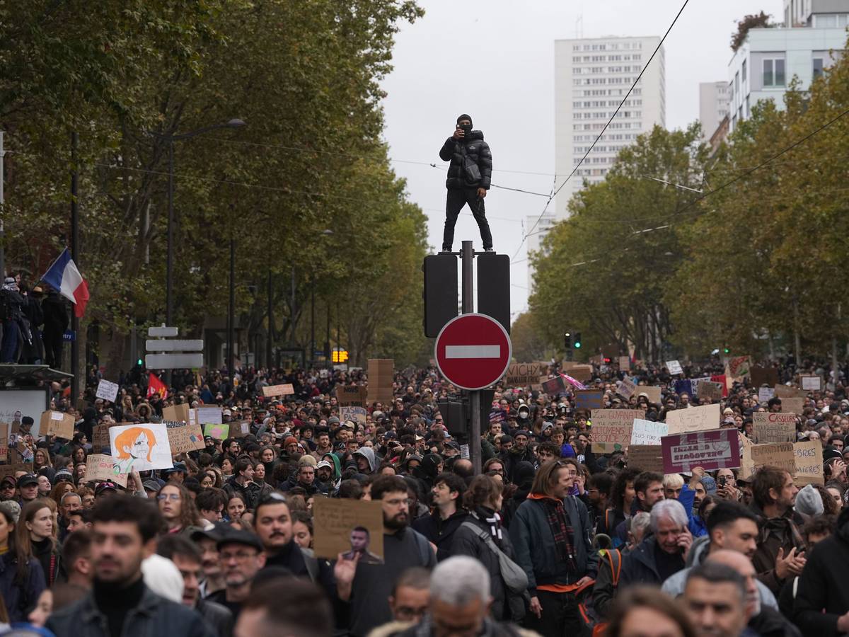 Protestierende bei der „Gen Z“-Demo in Paris. Auch in Köln ist eine Großdemo am Samstag (31. Oktober) gepalant.