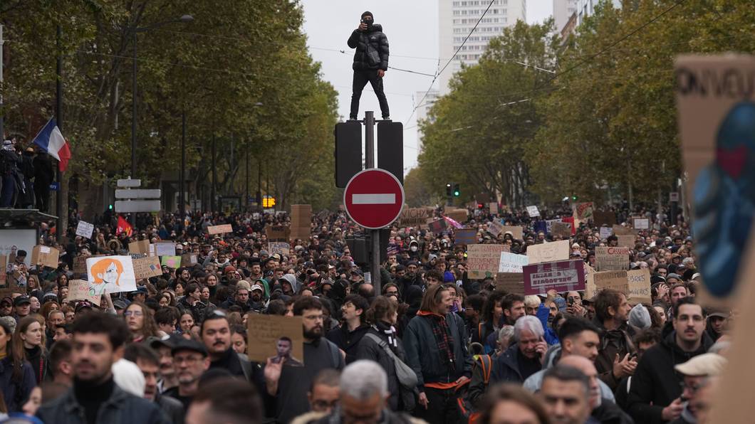 Protestierende bei der „Gen Z“-Demo in Paris. Auch in Köln ist eine Großdemo am Samstag (31. Oktober) gepalant.