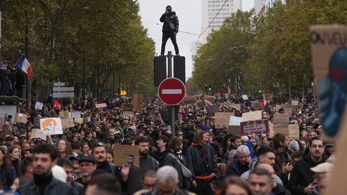 Protestierende bei der „Gen Z“-Demo in Paris. Auch in Köln ist eine Großdemo am Samstag (31. Oktober) gepalant.