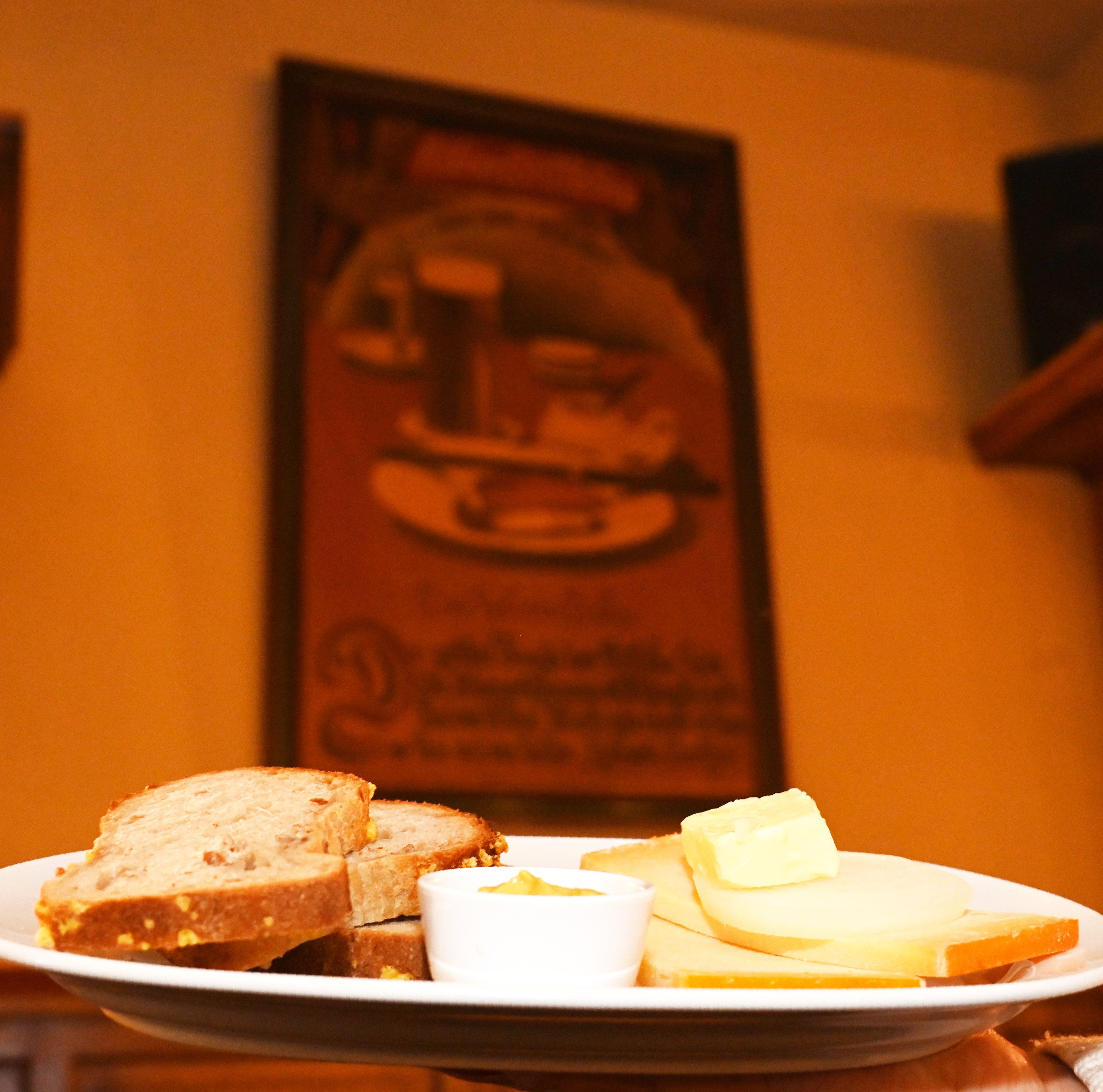 Im Brauhaus Früh am Dom wird der Halve Hahn jetzt nicht mehr mit einem Röggelchen, sondern mit mit Brotscheiben serviert