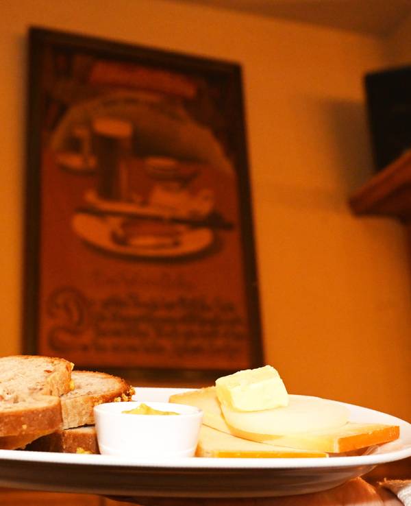 Im Brauhaus Früh am Dom wird der Halve Hahn jetzt nicht mehr mit einem Röggelchen, sondern mit mit Brotscheiben serviert