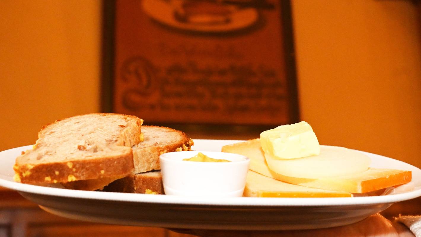 Im Brauhaus Früh am Dom wird der Halve Hahn jetzt nicht mehr mit einem Röggelchen, sondern mit mit Brotscheiben serviert
