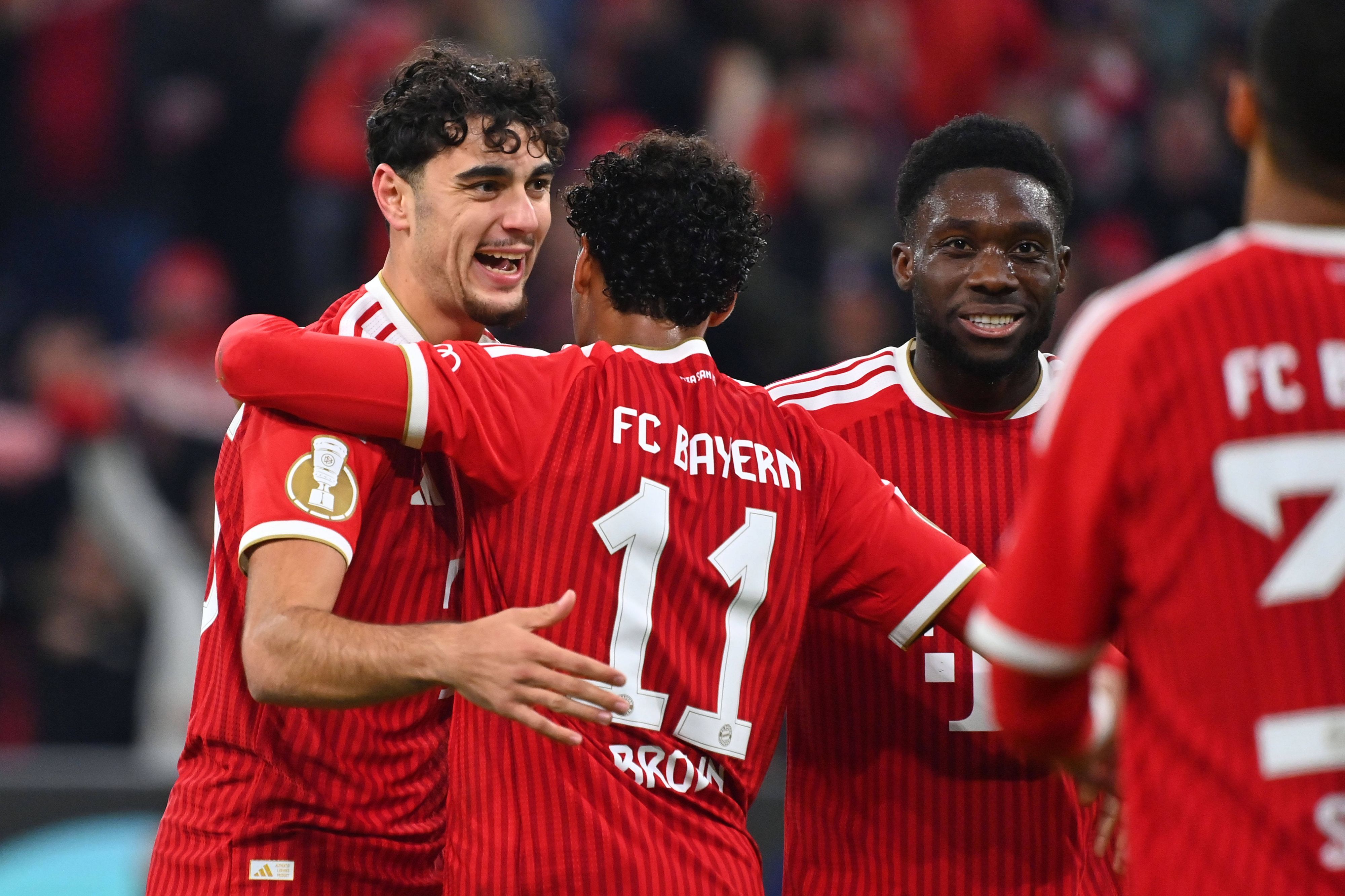 Aleksandar Pavlovic, Nathaniel Brown und Alphonso Davies jubeln gemeinsam.