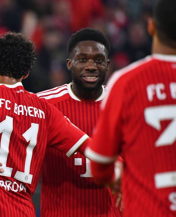 Aleksandar Pavlovic, Nathaniel Brown und Alphonso Davies jubeln gemeinsam.