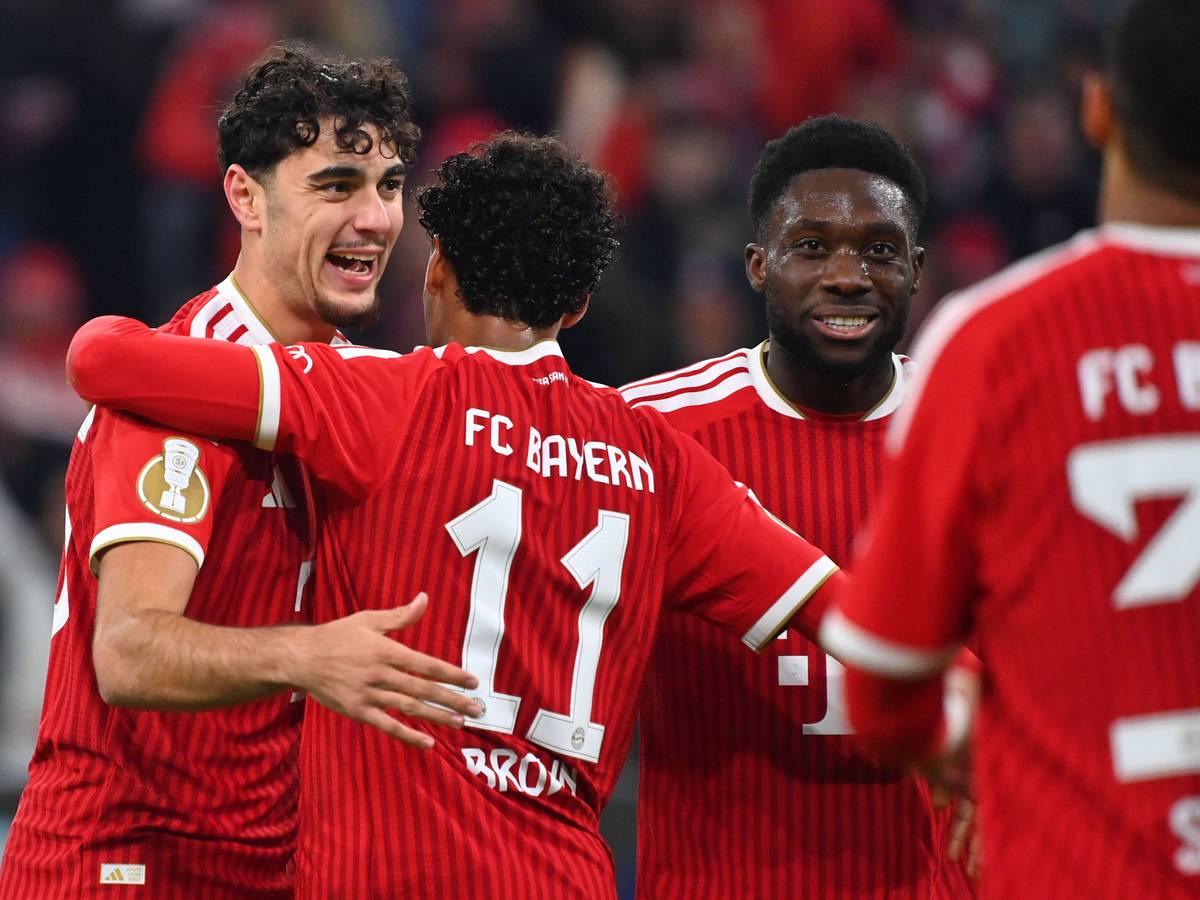 Aleksandar Pavlovic, Nathaniel Brown und Alphonso Davies jubeln gemeinsam.