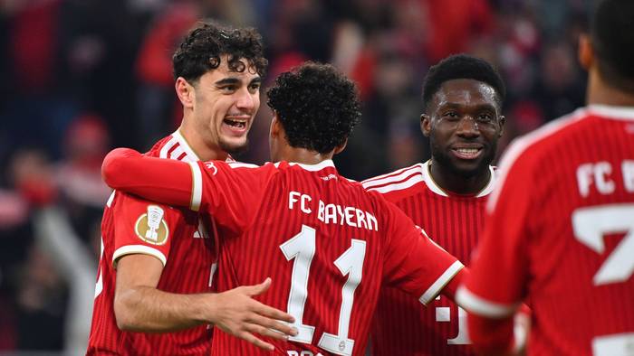 Aleksandar Pavlovic, Nathaniel Brown und Alphonso Davies jubeln gemeinsam.