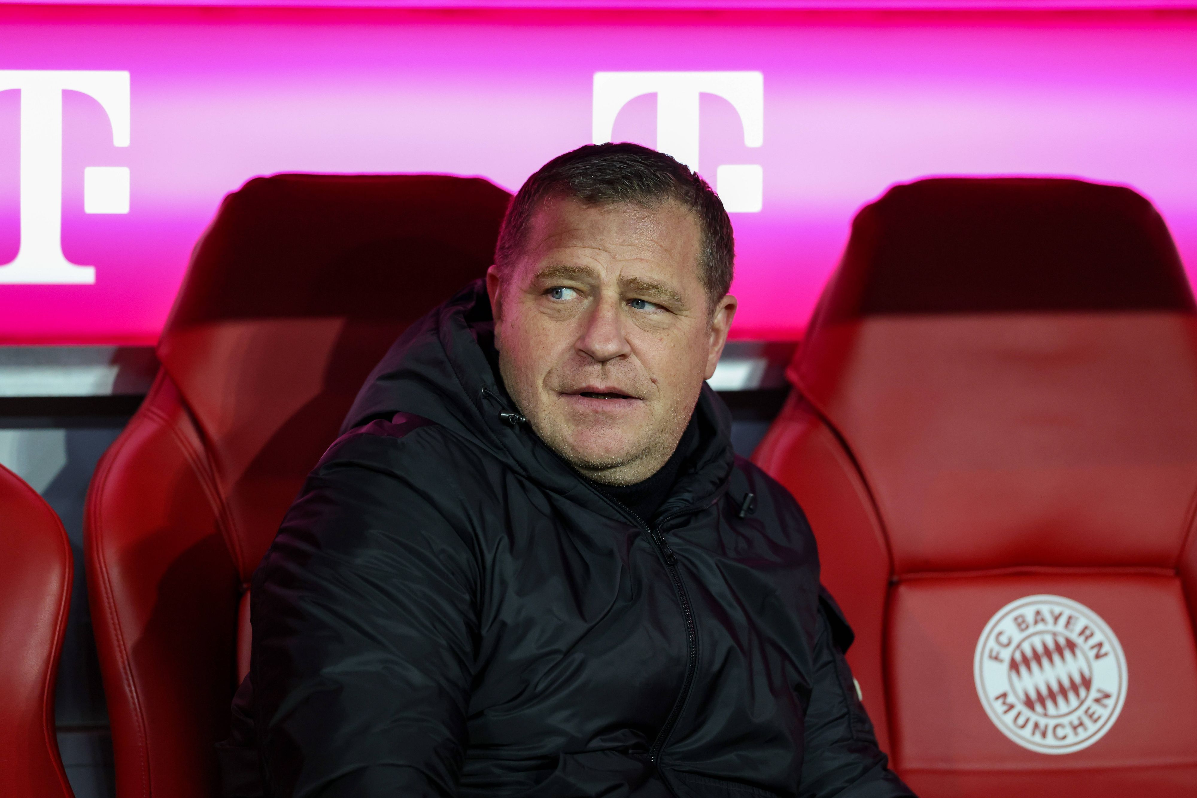 Max Eberl sitzt auf der Bayern-Bank.