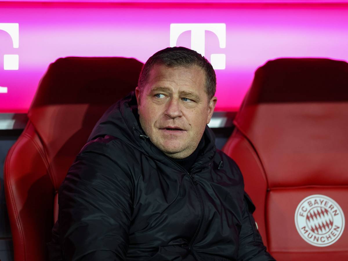 Max Eberl sitzt auf der Bayern-Bank.