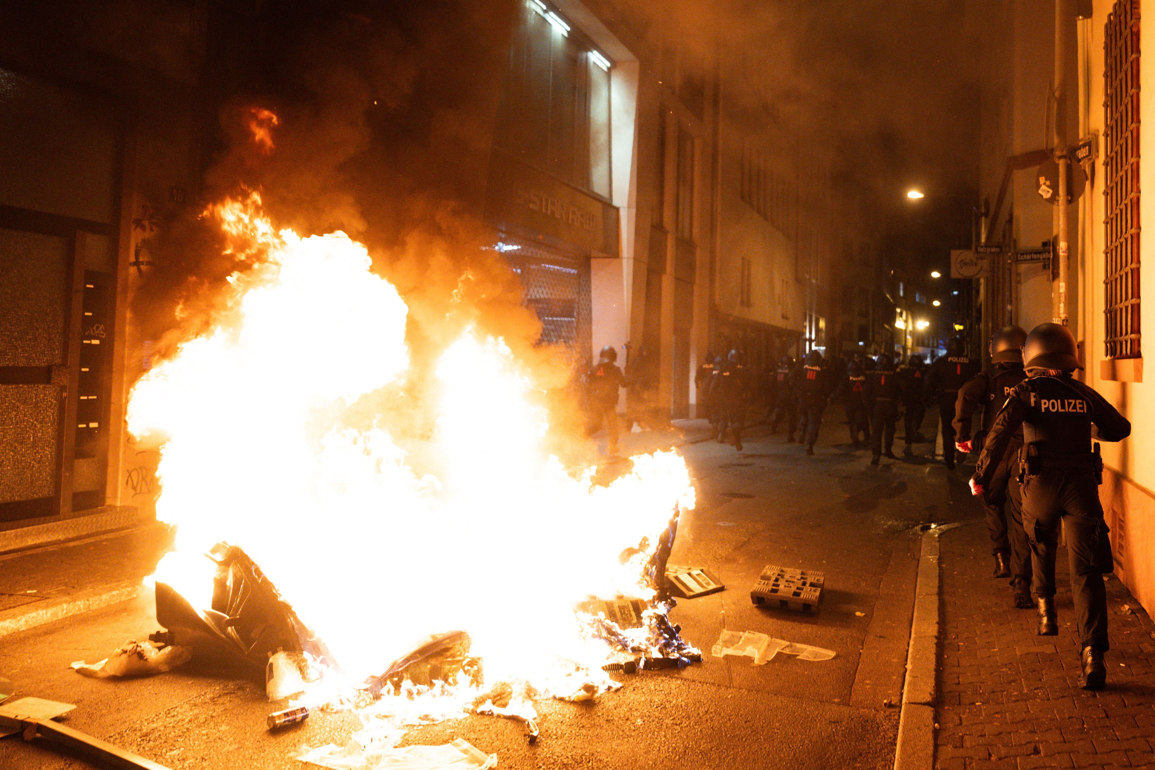 Frankfurt am Main: Demonstranten haben eine Mülltonne angezündet.