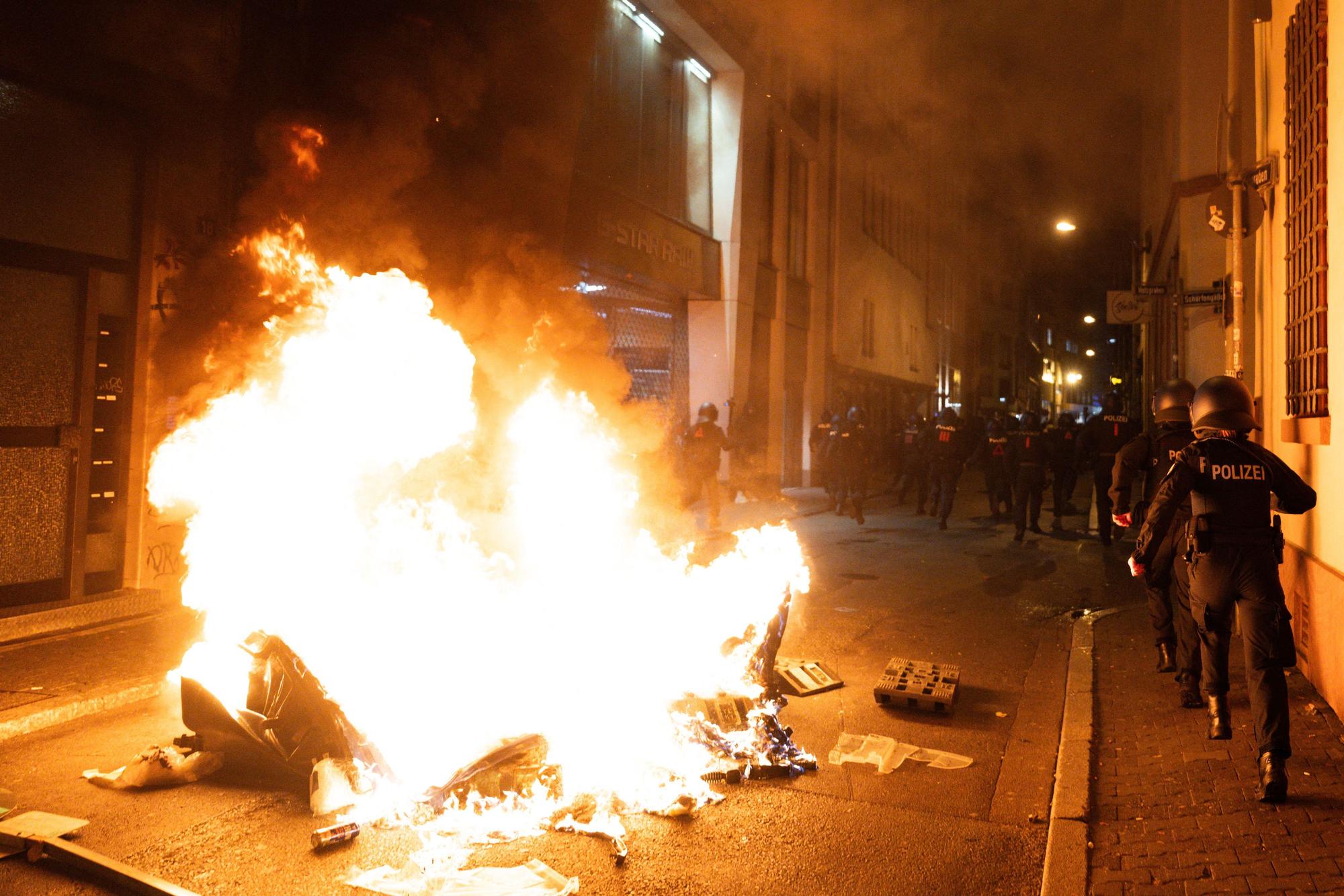 Frankfurt am Main: Demonstranten haben eine Mülltonne angezündet.