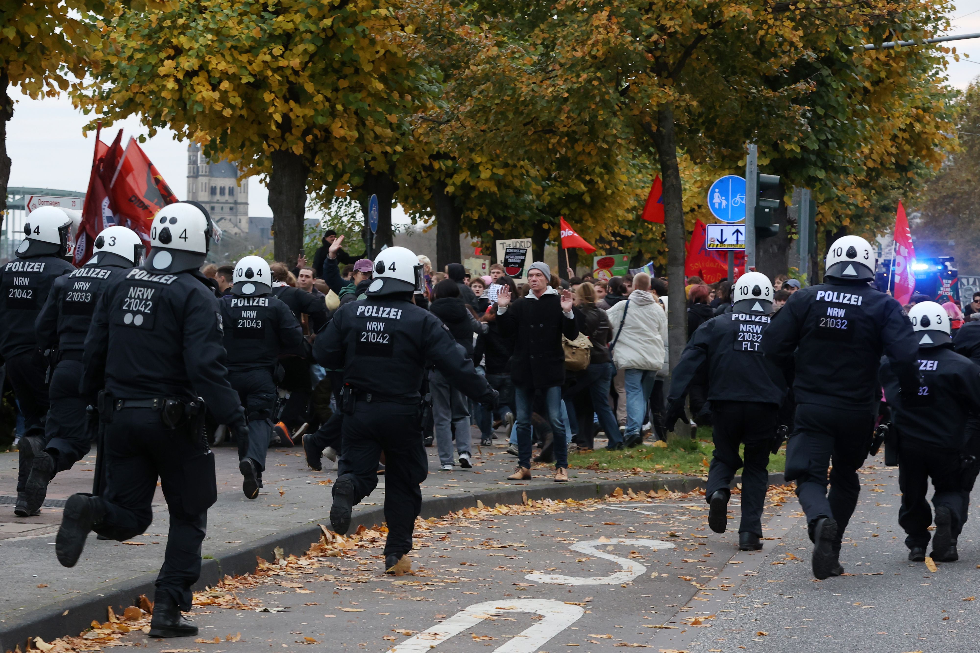 Polizeibeamte im Einsatz bei der „Gen Z regelt“-Demo in Köln.