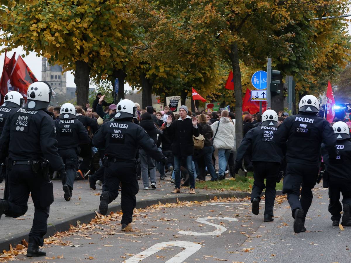 Polizeibeamte im Einsatz bei der „Gen Z regelt“-Demo in Köln.