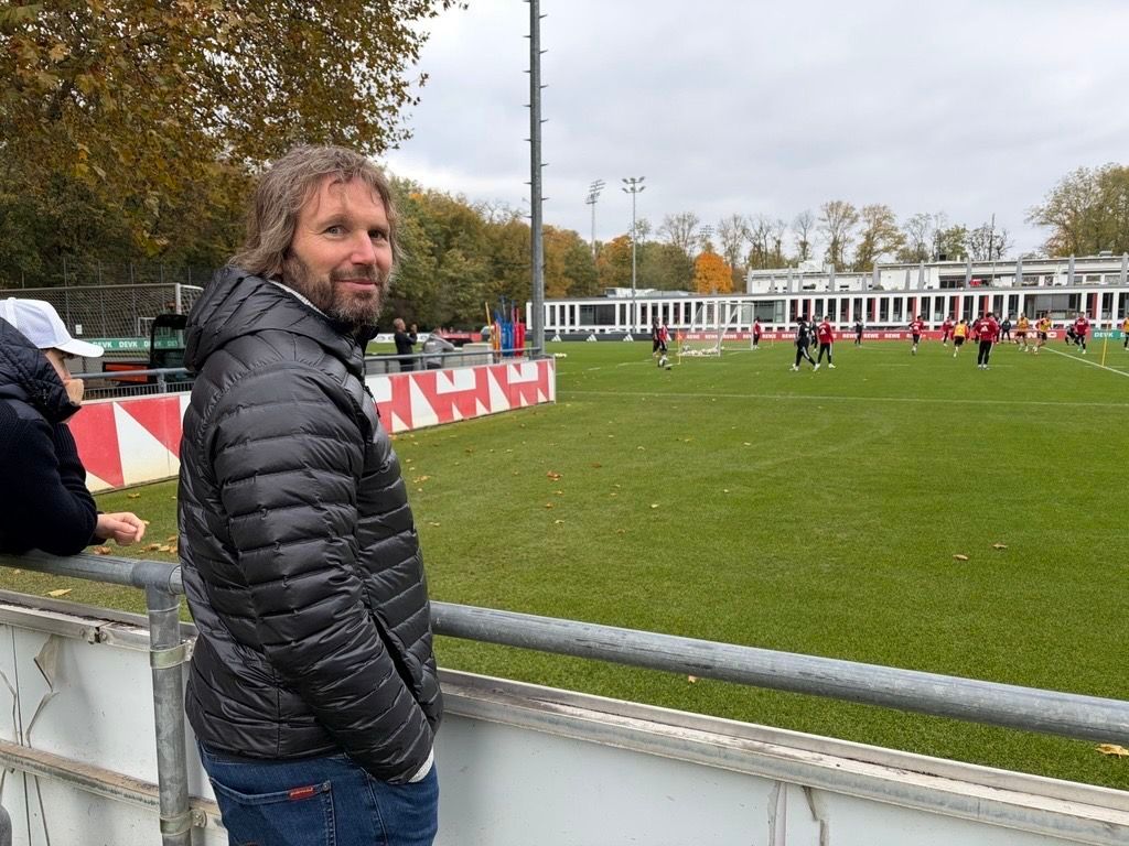 Stefan Wessels verfolgt das Training des 1. FC Köln.