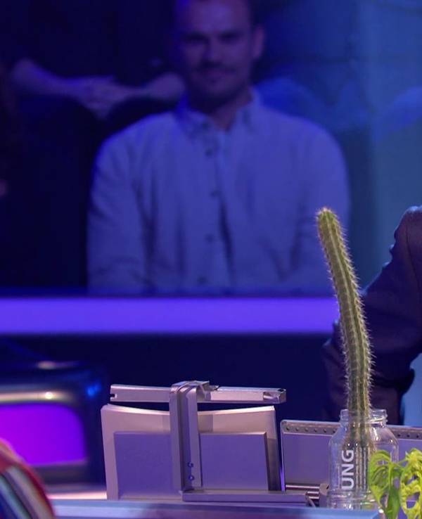 Ein gar nicht mal so kleiner grüner Kaktus stand jahrelang nicht draußen am Balkon, sondern in der Herrentoilette im „Wer wird Millionär?“-Studio. Das irritierte Quizmaster Günther Jauch. (Bild: RTL)