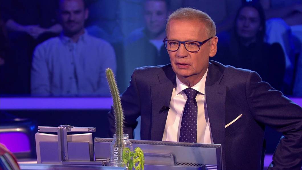 Ein gar nicht mal so kleiner grüner Kaktus stand jahrelang nicht draußen am Balkon, sondern in der Herrentoilette im „Wer wird Millionär?“-Studio. Das irritierte Quizmaster Günther Jauch. (Bild: RTL)