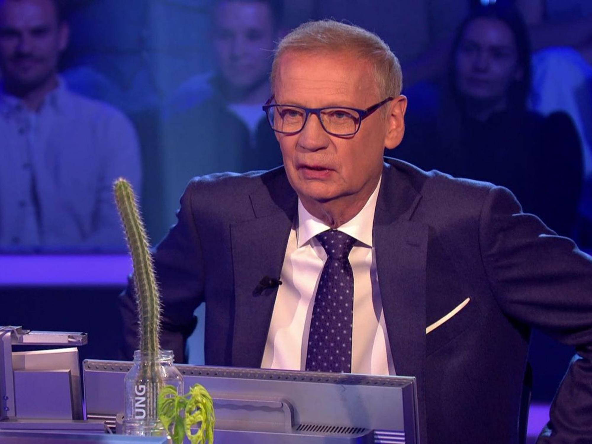 Ein gar nicht mal so kleiner grüner Kaktus stand jahrelang nicht draußen am Balkon, sondern in der Herrentoilette im „Wer wird Millionär?“-Studio. Das irritierte Quizmaster Günther Jauch. (Bild: RTL)