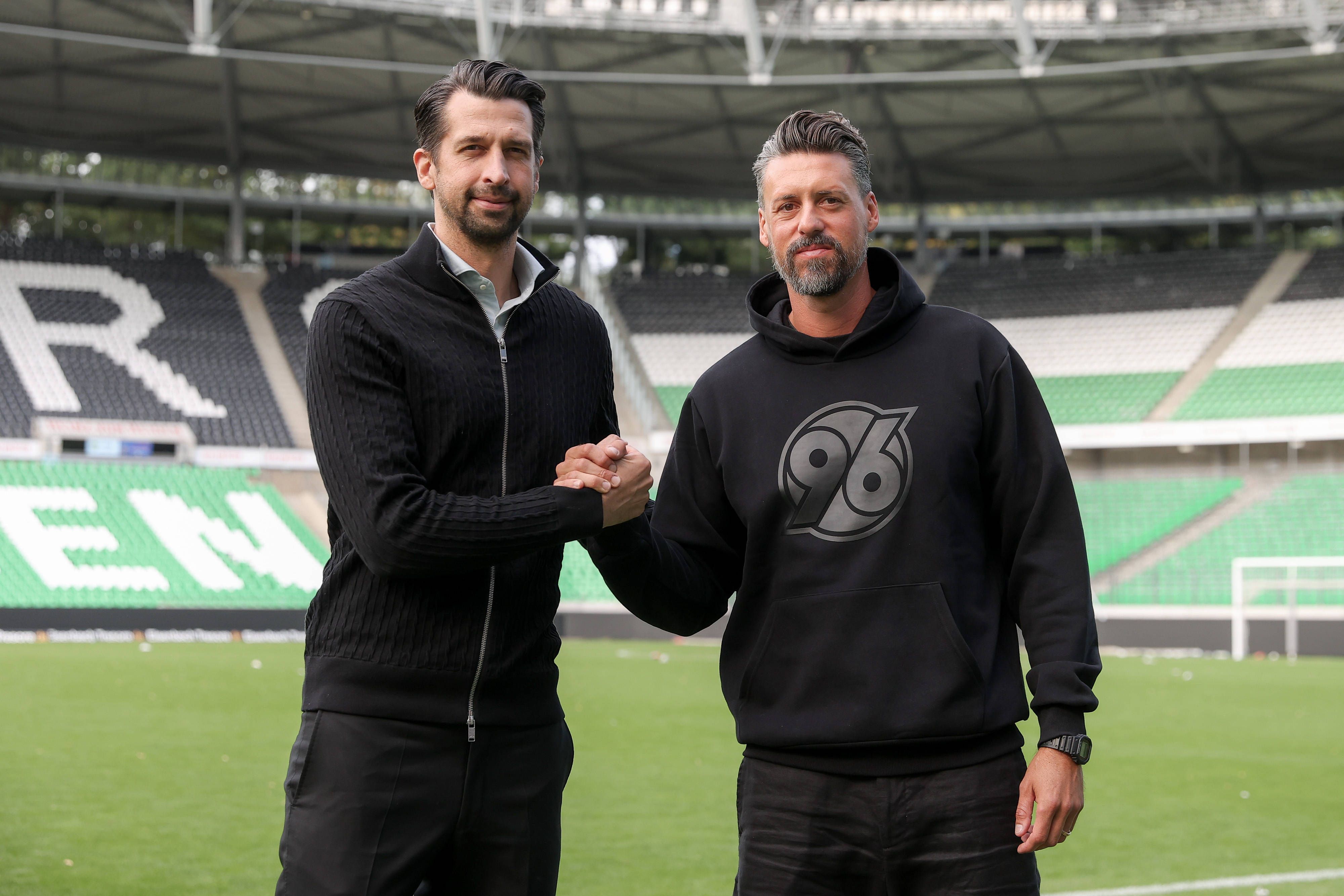 Jonas Boldt klatscht mit Sandro Wagner ab.