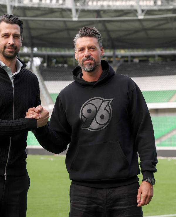 Jonas Boldt klatscht mit Sandro Wagner ab.