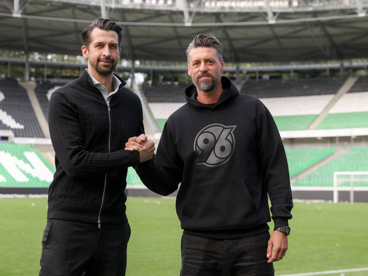 Jonas Boldt klatscht mit Sandro Wagner ab.