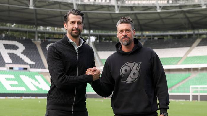 Jonas Boldt klatscht mit Sandro Wagner ab.