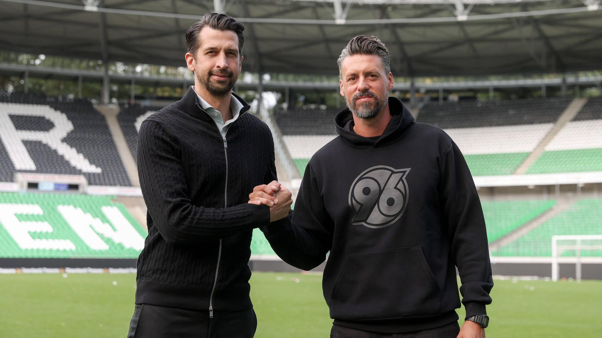 Jonas Boldt klatscht mit Sandro Wagner ab.