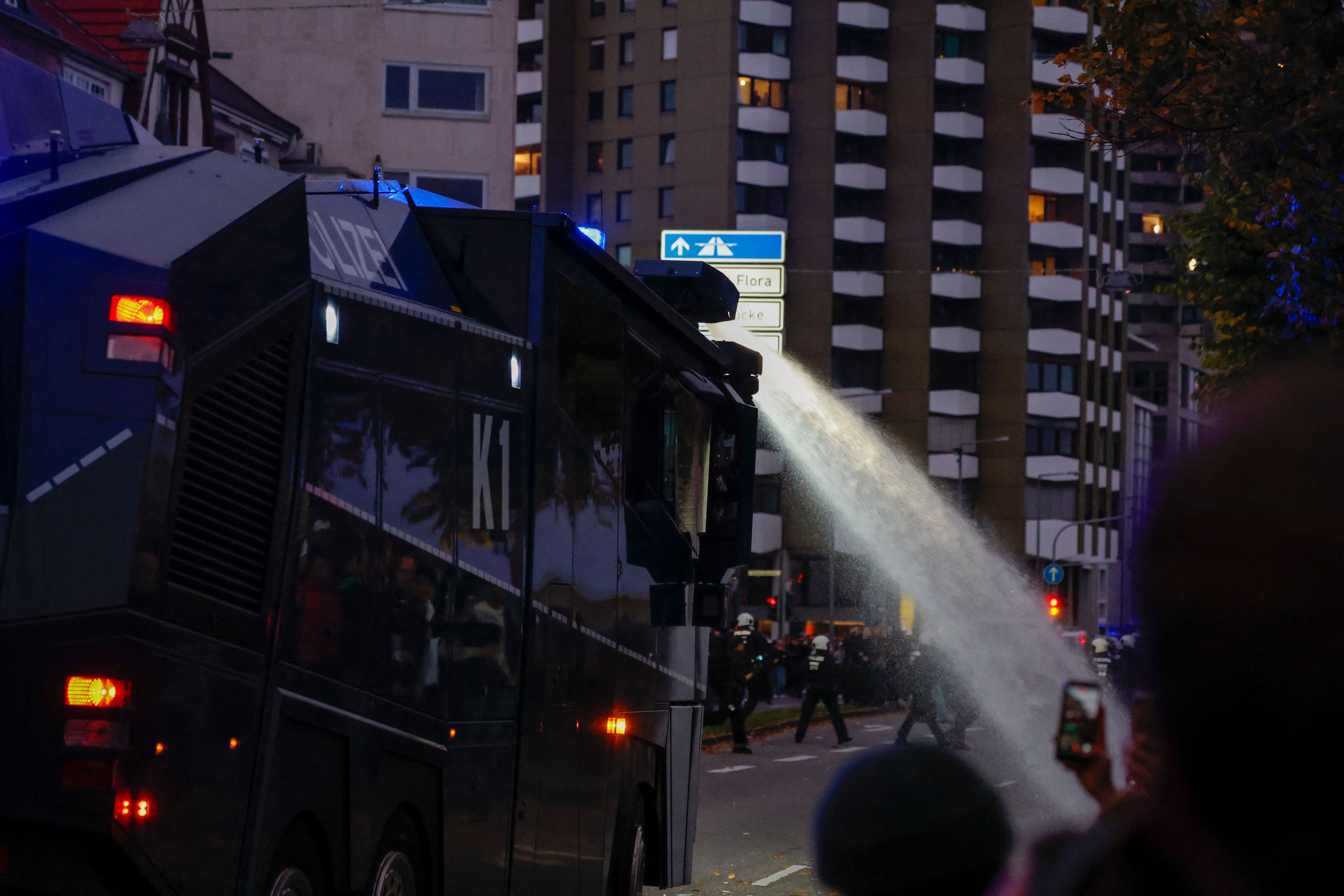 31.10.2026, Nordrhein-Westfalen, Köln: Ein Wasserwerfer der Polizei ist im Einsatz. Die Initiative „Gen Z regelt“ hatte für den 31. Oktober zu Protesten in rund 30 Städten aufgerufen. Sie setzt sich unter anderem für mehr Klimaschutz, Maßnahmen gegen steigende Lebenshaltungskosten und gegen eine Wehrpflicht ein. Foto: Thomas Banneyer/dpa +++ dpa-Bildfunk +++