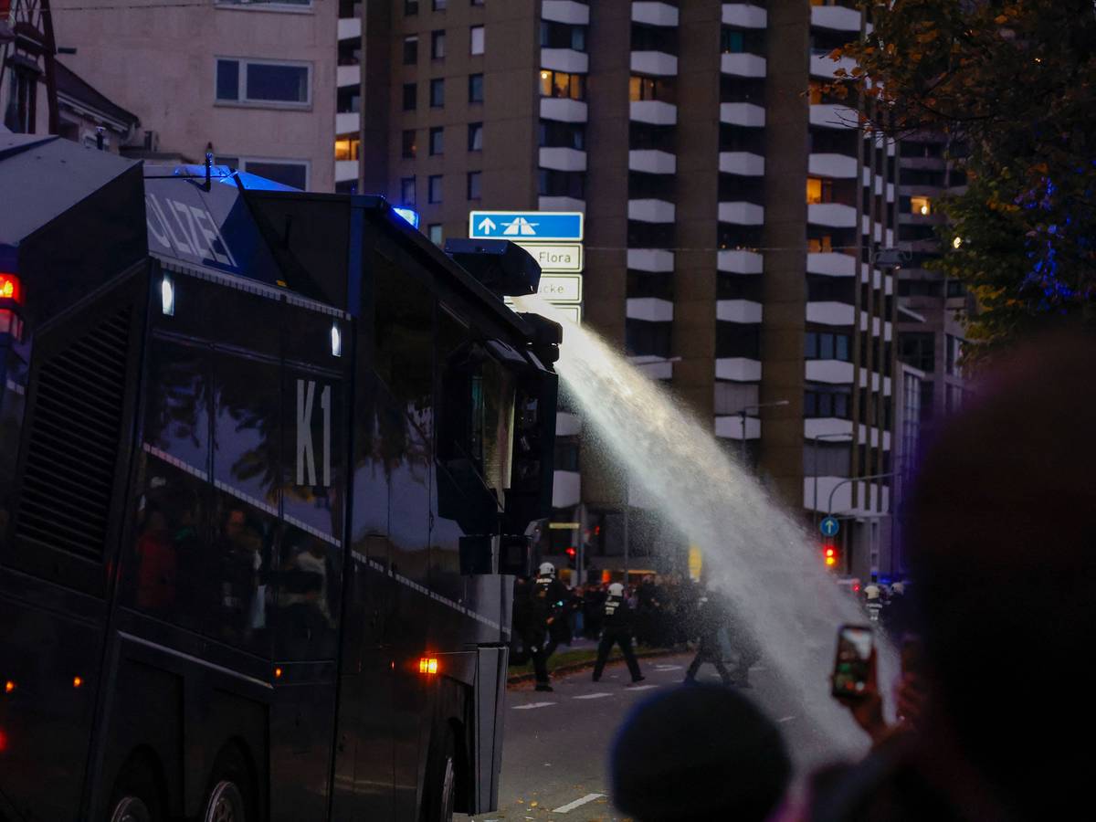 31.10.2026, Nordrhein-Westfalen, Köln: Ein Wasserwerfer der Polizei ist im Einsatz. Die Initiative „Gen Z regelt“ hatte für den 31. Oktober zu Protesten in rund 30 Städten aufgerufen. Sie setzt sich unter anderem für mehr Klimaschutz, Maßnahmen gegen steigende Lebenshaltungskosten und gegen eine Wehrpflicht ein. Foto: Thomas Banneyer/dpa +++ dpa-Bildfunk +++