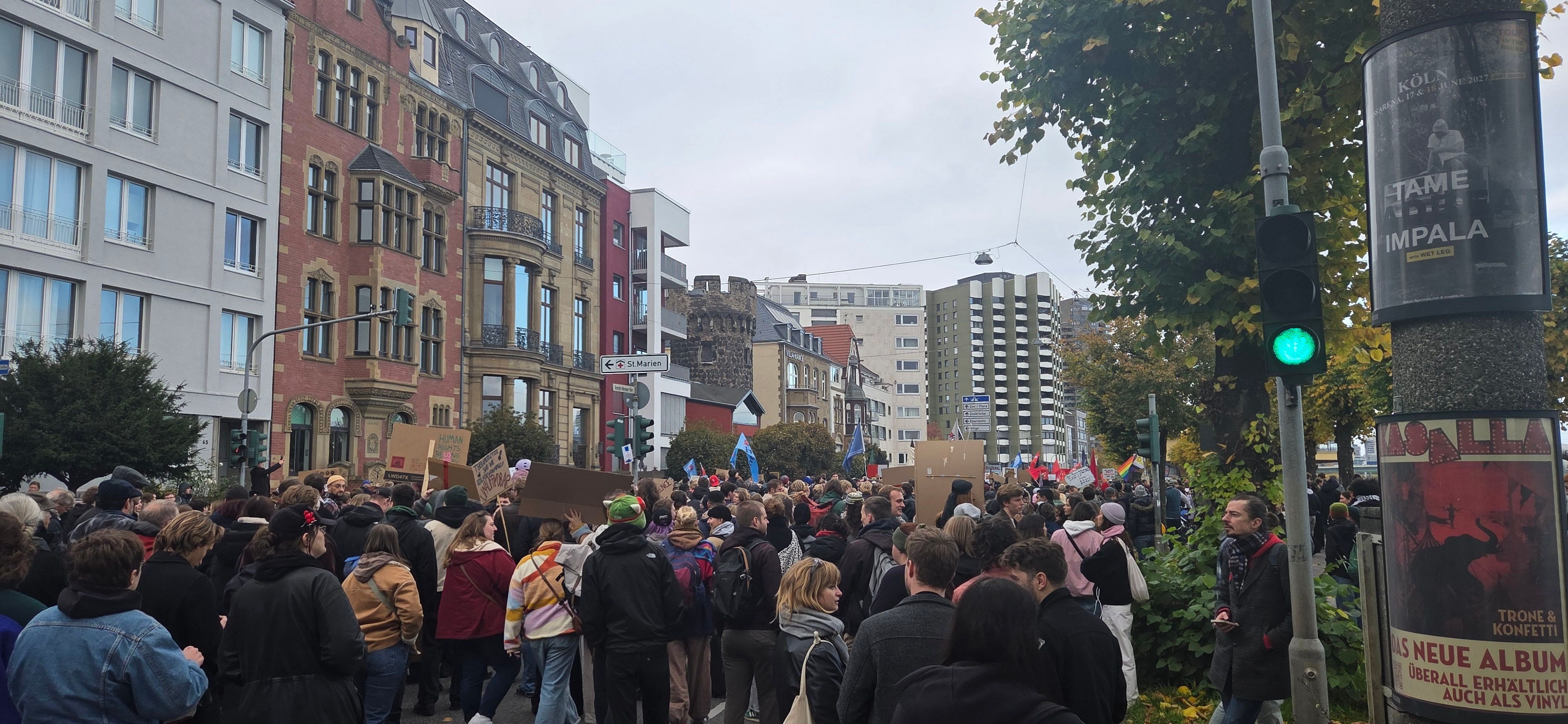 Teilnehmer der „Gen Z regelt“- Demo in Köln