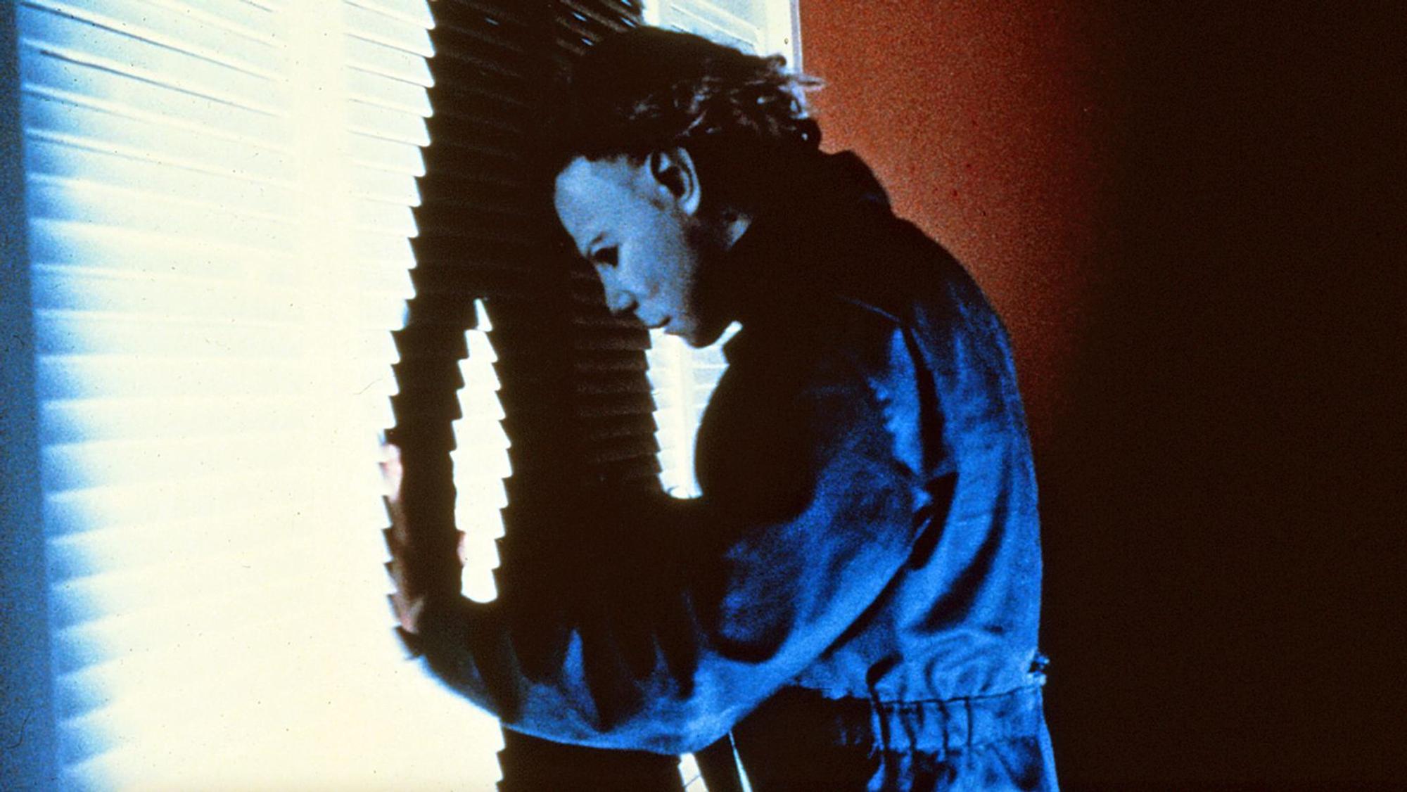 Der kleine Michael Myers bringt in einer finsteren Halloween-Nacht seine Schwester um. Viele Jahre später gelingt ihm die Flucht aus einem Sanatorium. (Bild: RTLZWEI)