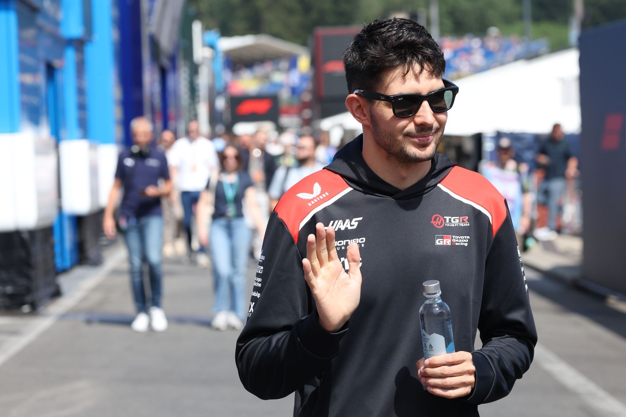 Esteban Ocon winkt.
