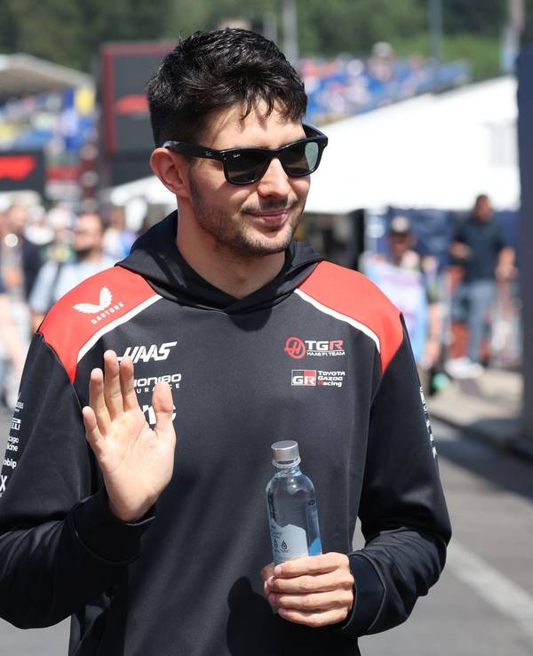 Esteban Ocon winkt.