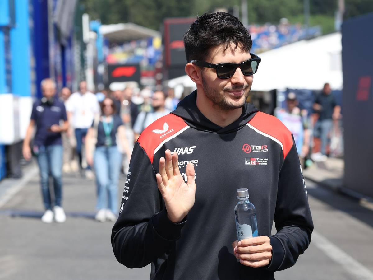 Esteban Ocon winkt.