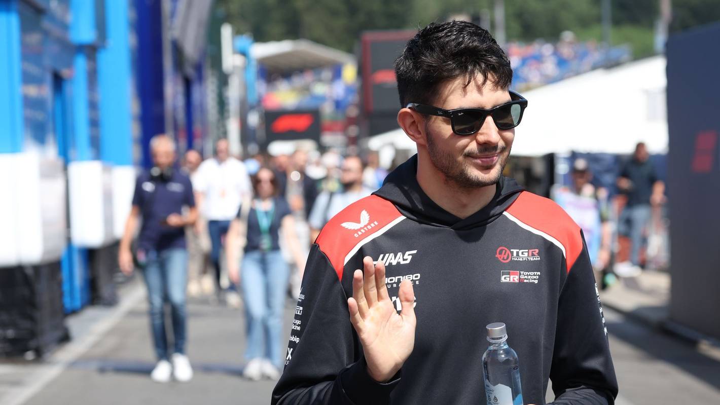 Esteban Ocon winkt.