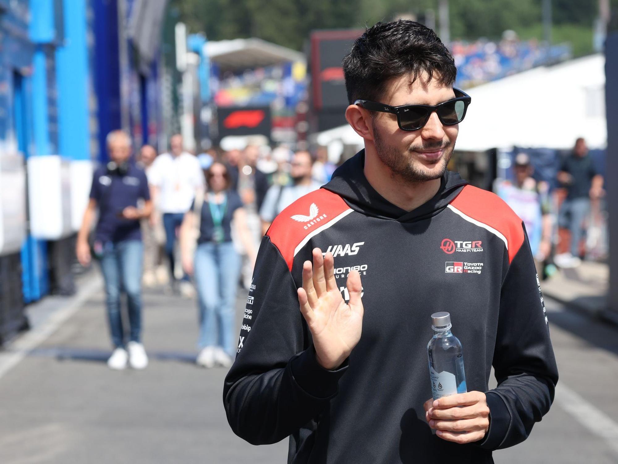 Esteban Ocon winkt.